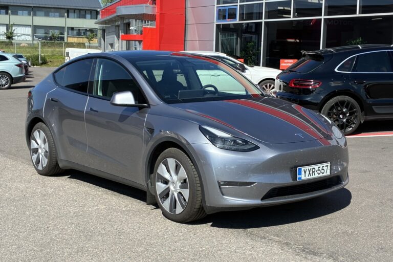 Tesla - Model Y - Long Range - Maastoauto