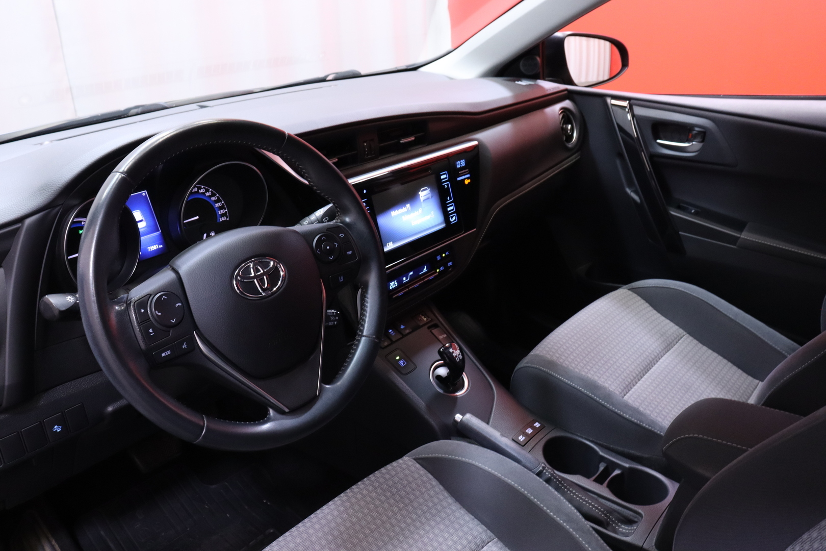 Toyota - Auris - 1,8 Hybrid Active Edition // Navigointi / LED / Vakionopeudensäädin / Bluetooth / Peruutuskamera / - Viistoperä