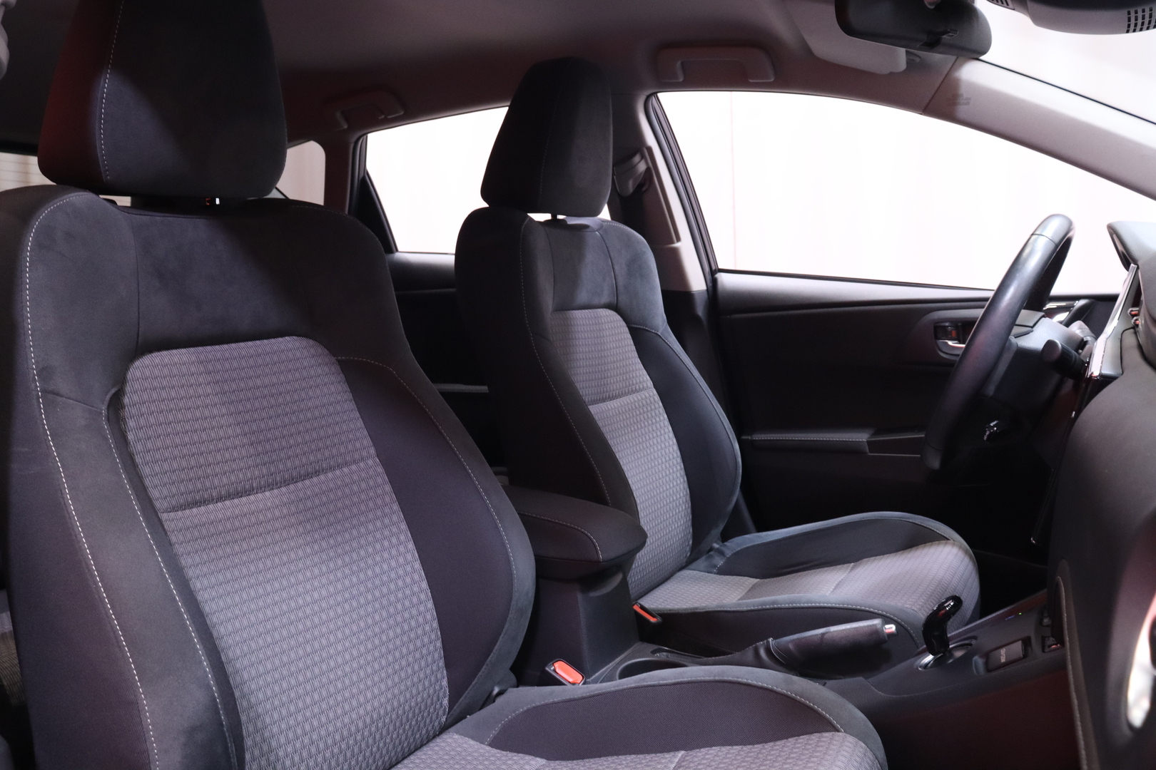 Toyota - Auris - 1,8 Hybrid Active Edition // Navigointi / LED / Vakionopeudensäädin / Bluetooth / Peruutuskamera / - Viistoperä
