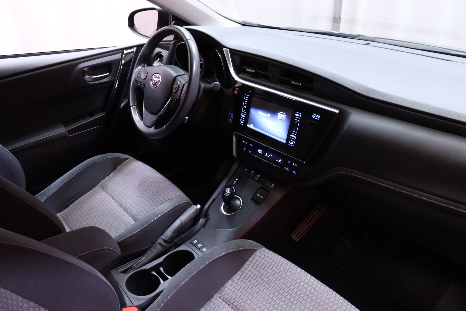 Toyota - Auris - 1,8 Hybrid Active Edition // Navigointi / LED / Vakionopeudensäädin / Bluetooth / Peruutuskamera / - Viistoperä