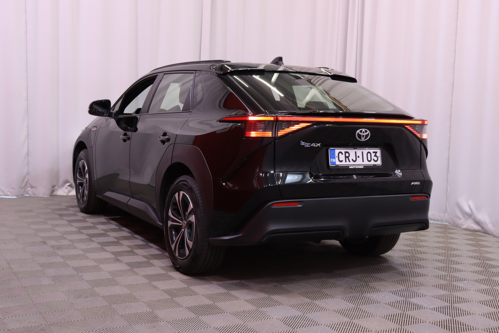 Toyota - bZ4X - Active AWD // Suomi-auto / 11kw lataus /  LED / Adapt.vakkari / Kamera / Tutkat / Merkkihuollot / Juuri saapunut! - Maastoauto