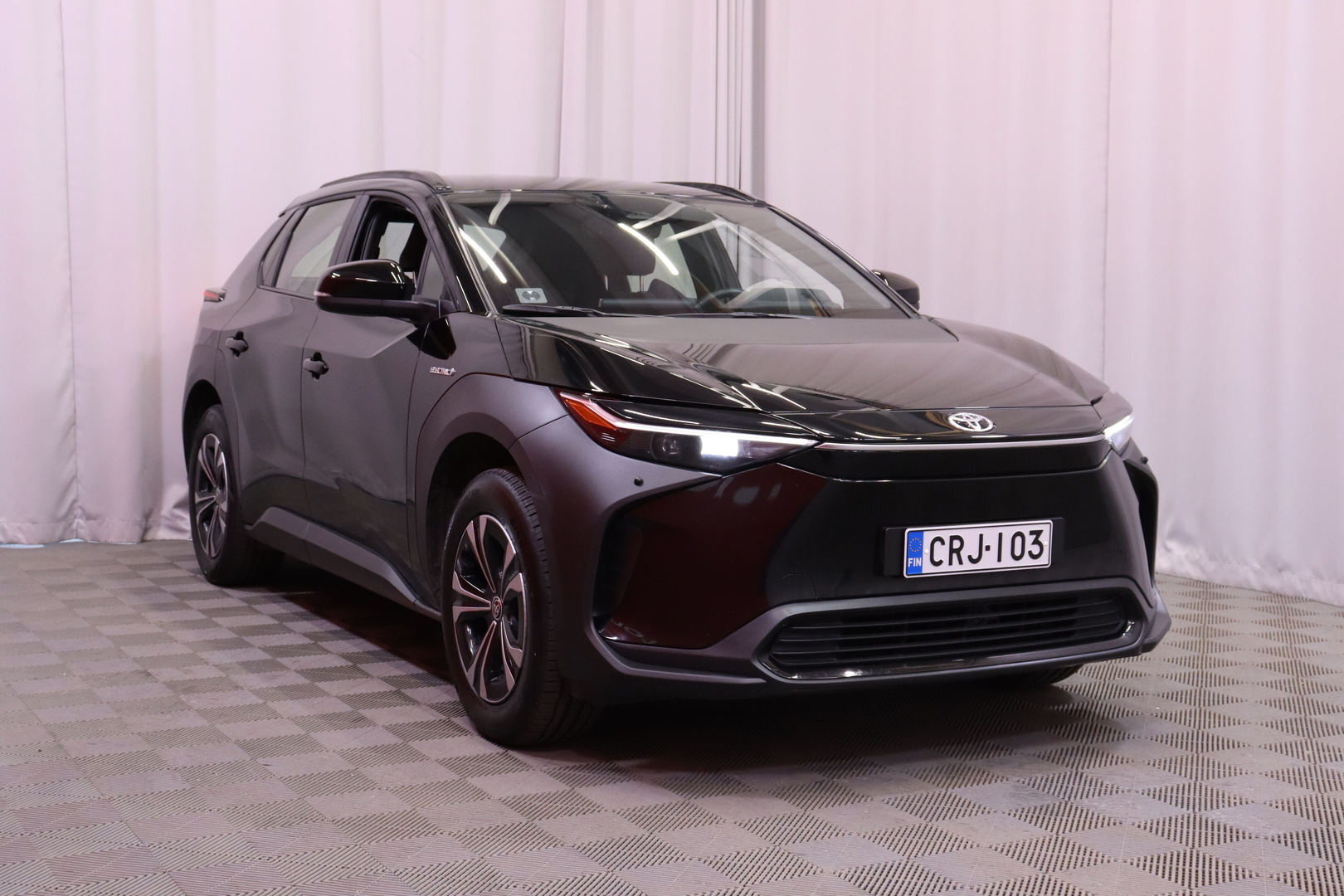 Toyota - bZ4X - Active AWD // Suomi-auto / 11kw lataus /  LED / Adapt.vakkari / Kamera / Tutkat / Merkkihuollot / Juuri saapunut! - Maastoauto