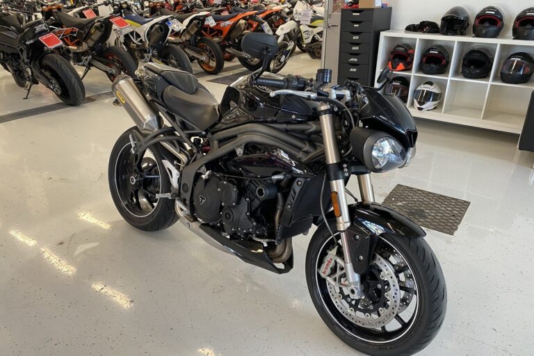 Triumph - SPEED TRIPLE - 1050 S // Juuri saapunut! / Suomipyörä / Huoltokirja / Arrow // - Moottoripyörä