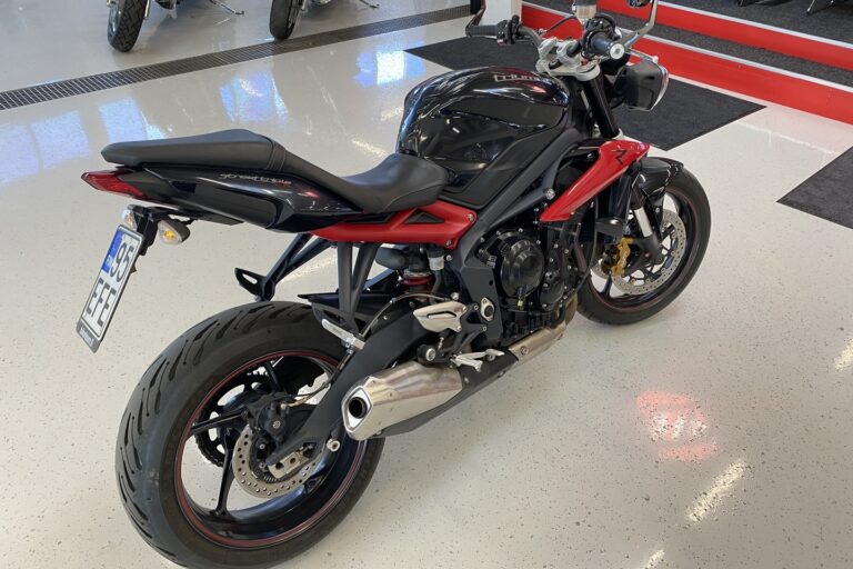 Triumph STREET TRIPLE
