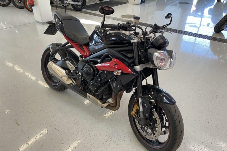 Triumph - STREET TRIPLE - 675R // Juuri saapunut! / Siistikuntoinen / Huoltokirja // - Moottoripyörä
