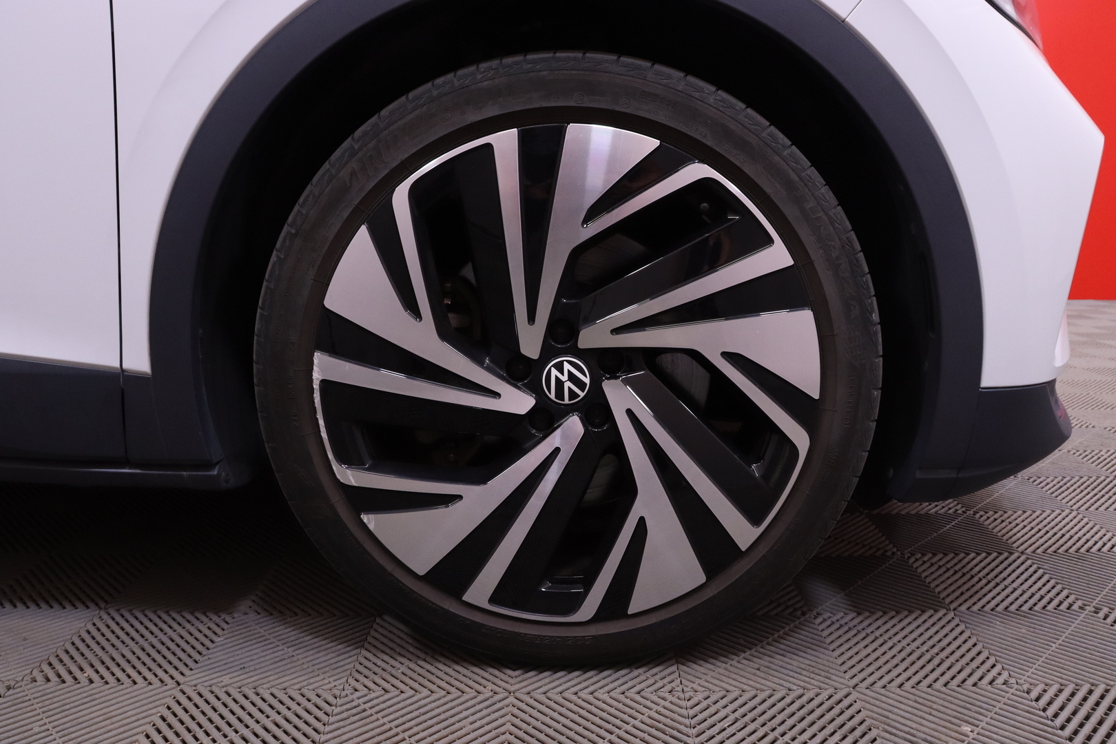 Volkswagen - ID.4 - Pro Performance 1ST Max 150 kW, akku 77 kWh // Matrix / Hieronta / HUD / 360° / Panorama / Koukku // - Maastoauto