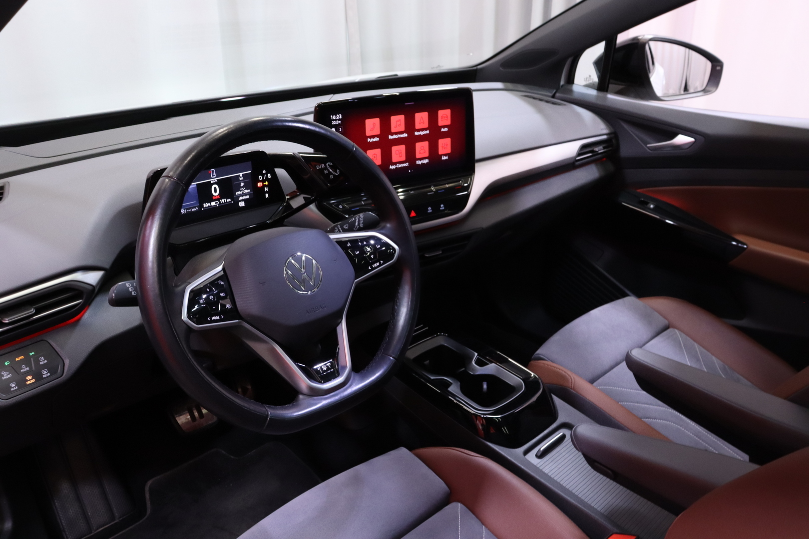 Volkswagen - ID.4 - Pro Performance 1ST Max 150 kW, akku 77 kWh // Matrix / Hieronta / HUD / 360° / Panorama / Koukku // - Maastoauto
