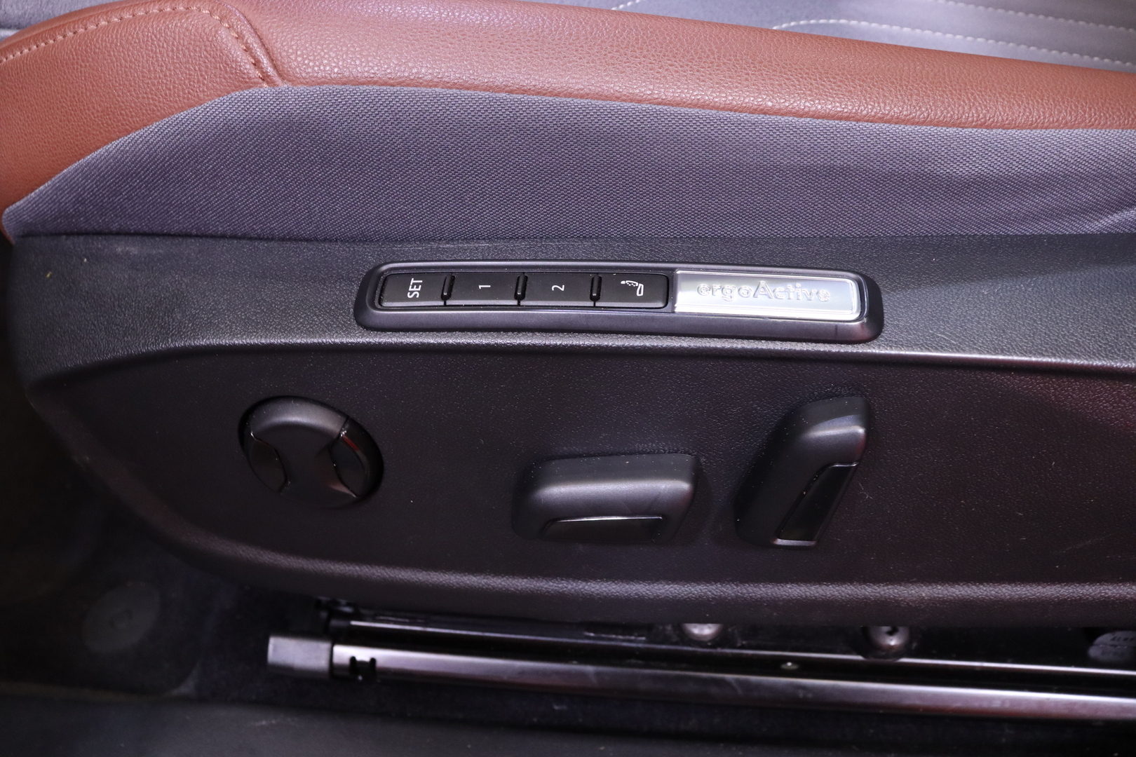Volkswagen - ID.4 - Pro Performance 1ST Max 150 kW, akku 77 kWh // Matrix / Hieronta / HUD / 360° / Panorama / Koukku // - Maastoauto