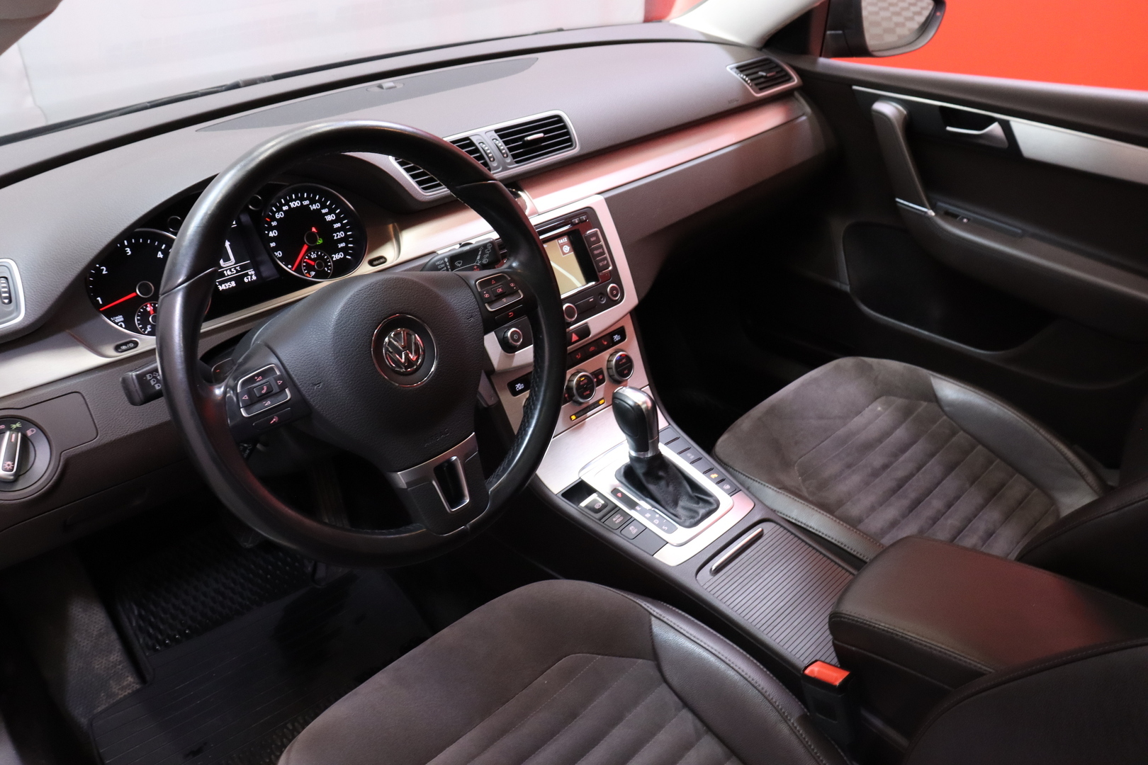 Volkswagen - Passat - Variant Highline 1,6 TDI 77 kW (105 hv) BlueMotion Technology DSG-automaatti // Webasto / Koukku / Navi / Panorama // - Farmari