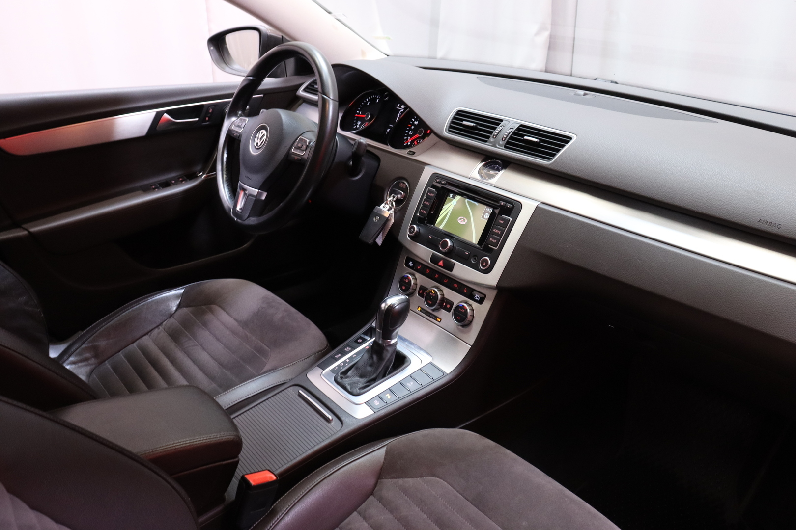 Volkswagen - Passat - Variant Highline 1,6 TDI 77 kW (105 hv) BlueMotion Technology DSG-automaatti // Webasto / Koukku / Navi / Panorama // - Farmari