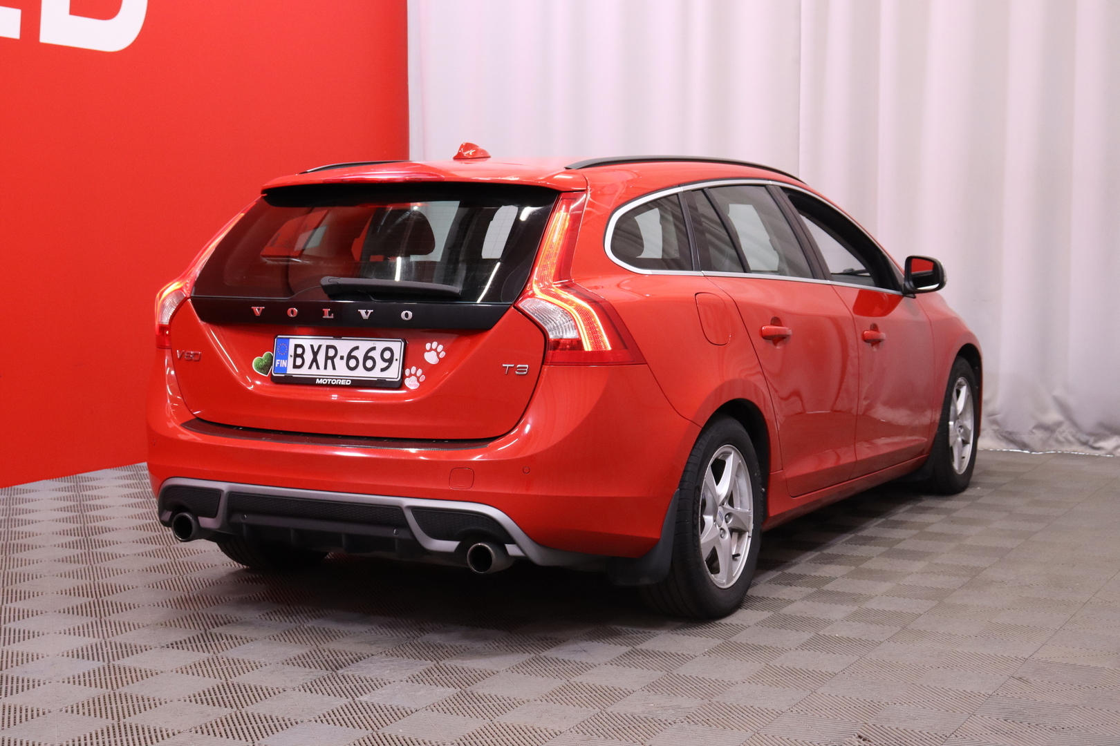 Volvo - V60 - T3 R-Design // P.tutka / Vakkari / Nahkaverhoilu / Bluetooth // - Farmari