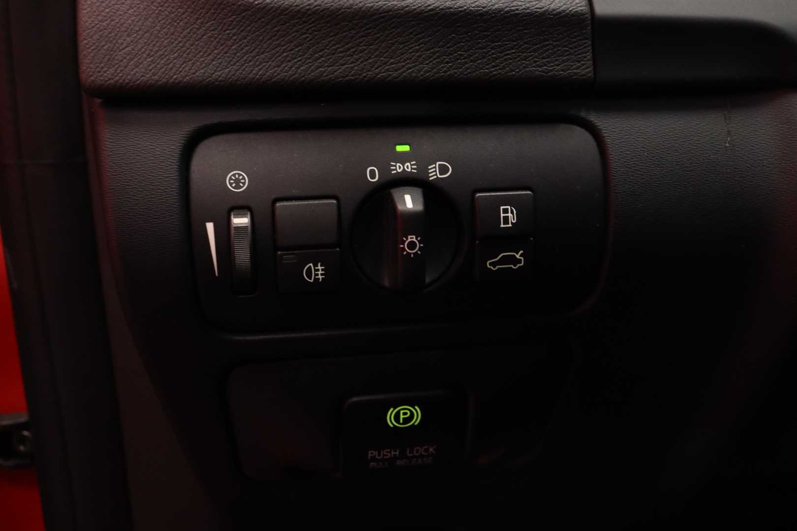 Volvo - V60 - T3 R-Design // P.tutka / Vakkari / Nahkaverhoilu / Bluetooth // - Farmari