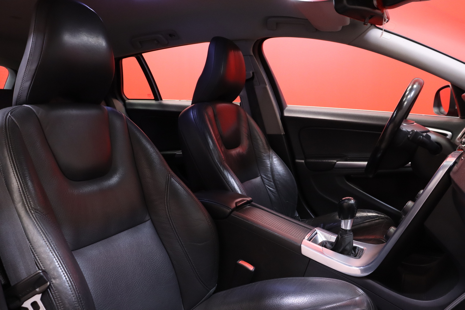 Volvo - V60 - T3 R-Design // P.tutka / Vakkari / Nahkaverhoilu / Bluetooth // - Farmari