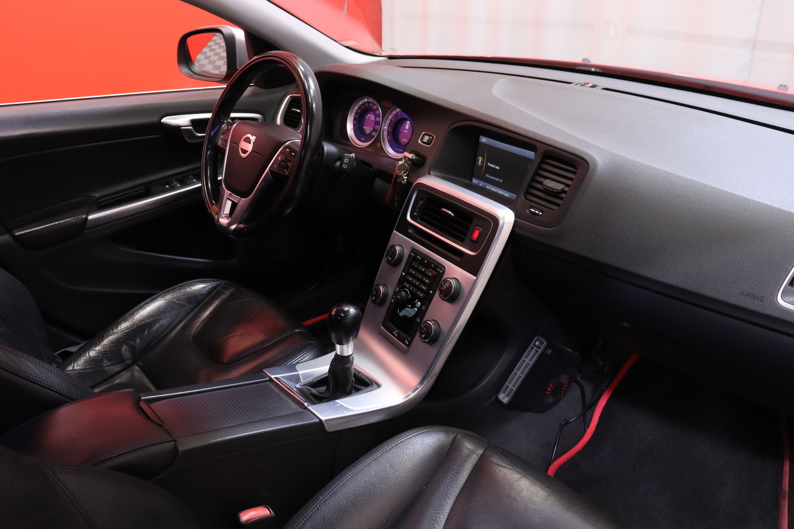Volvo - V60 - T3 R-Design // P.tutka / Vakkari / Nahkaverhoilu / Bluetooth // - Farmari