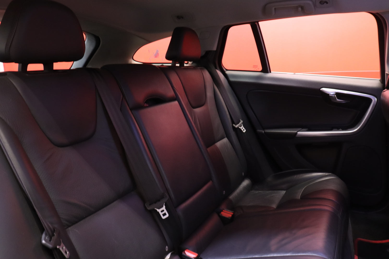 Volvo - V60 - T3 R-Design // P.tutka / Vakkari / Nahkaverhoilu / Bluetooth // - Farmari