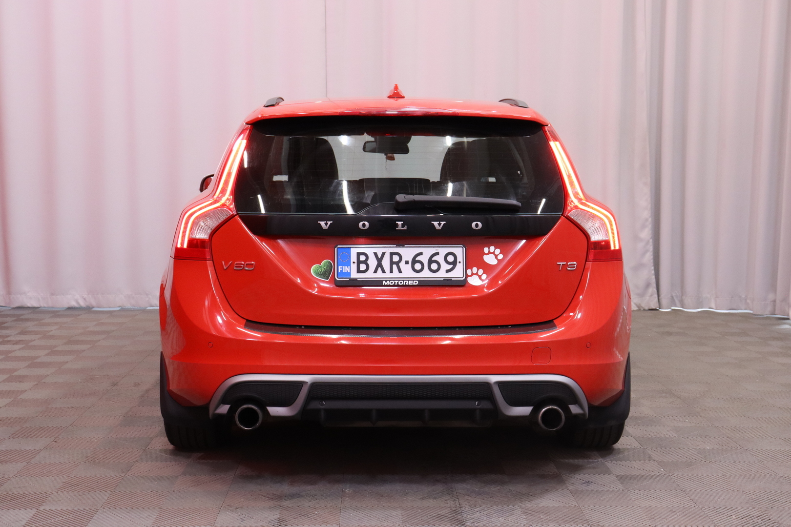 Volvo - V60 - T3 R-Design // P.tutka / Vakkari / Nahkaverhoilu / Bluetooth // - Farmari