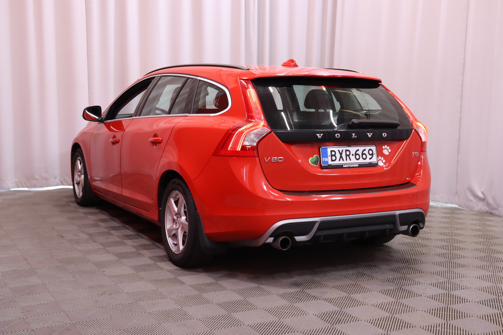 Volvo - V60 - T3 R-Design // P.tutka / Vakkari / Nahkaverhoilu / Bluetooth // - Farmari