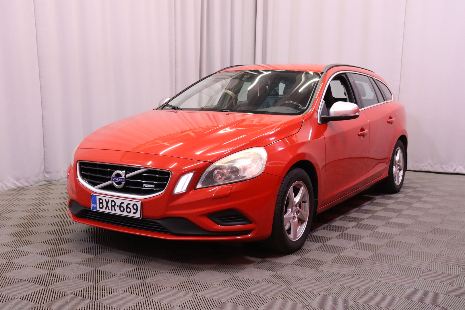 Volvo - V60 - T3 R-Design // P.tutka / Vakkari / Nahkaverhoilu / Bluetooth // - Farmari
