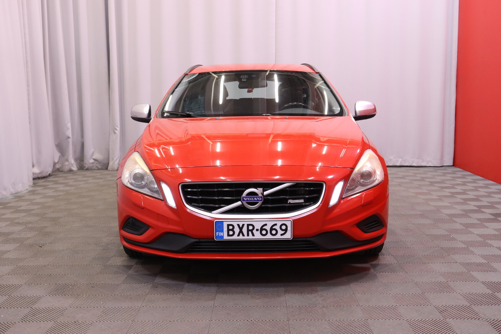 Volvo - V60 - T3 R-Design // P.tutka / Vakkari / Nahkaverhoilu / Bluetooth // - Farmari