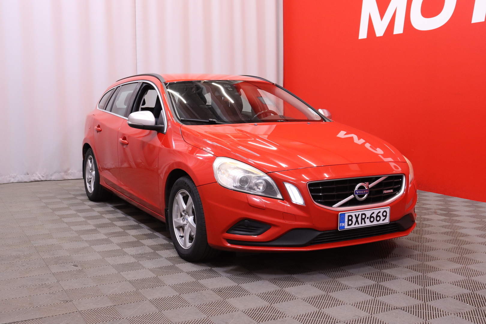 Volvo - V60 - T3 R-Design // P.tutka / Vakkari / Nahkaverhoilu / Bluetooth // - Farmari