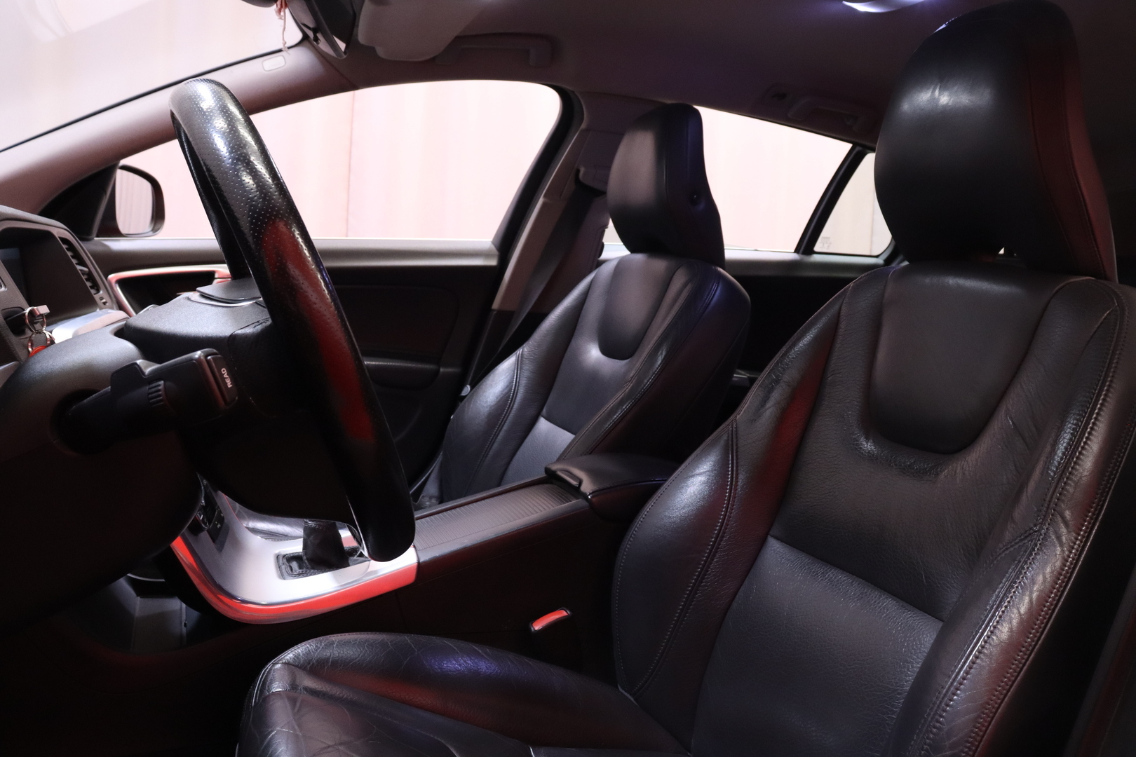 Volvo - V60 - T3 R-Design // P.tutka / Vakkari / Nahkaverhoilu / Bluetooth // - Farmari