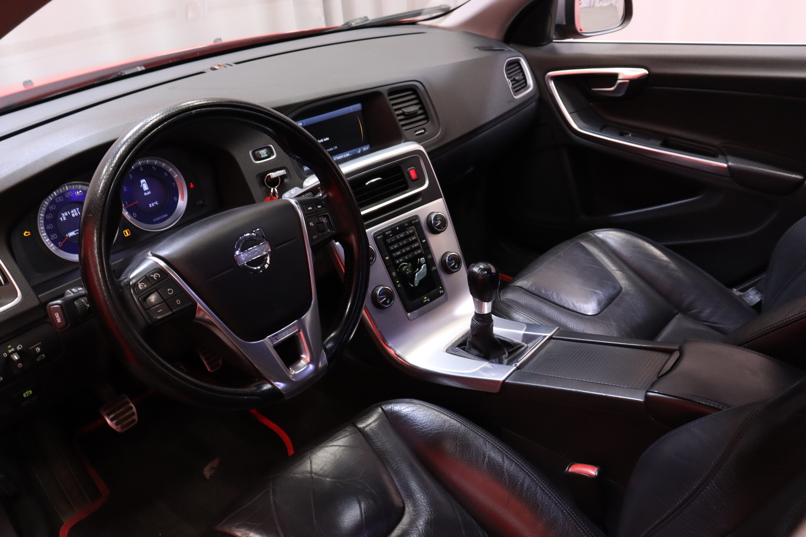 Volvo - V60 - T3 R-Design // P.tutka / Vakkari / Nahkaverhoilu / Bluetooth // - Farmari