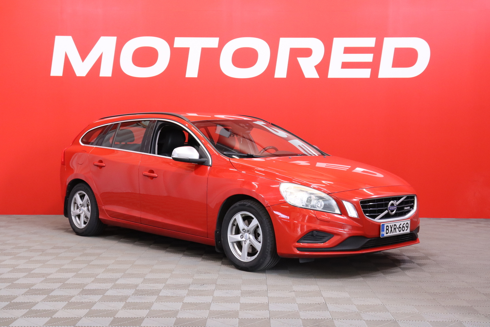 Volvo - V60 - T3 R-Design // P.tutka / Vakkari / Nahkaverhoilu / Bluetooth // - Farmari