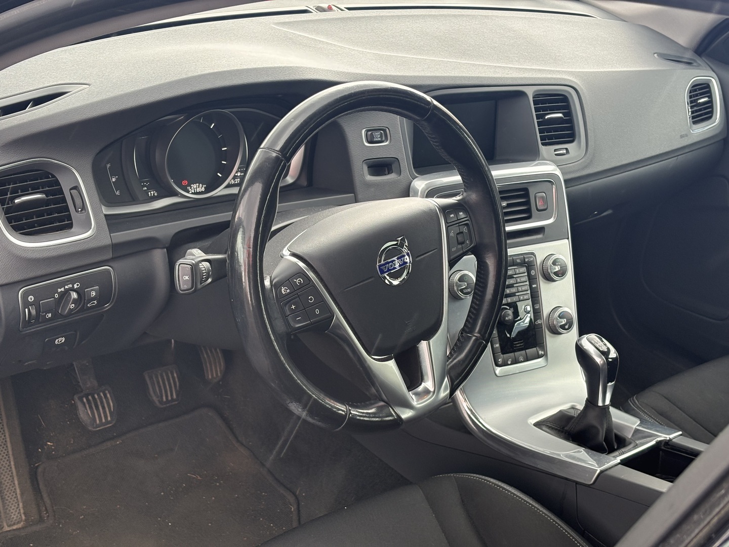 Volvo - V60 - D3 Momentum // Webasto / Vakkari / Kattoluukku / Juuri saapunut! // - Farmari