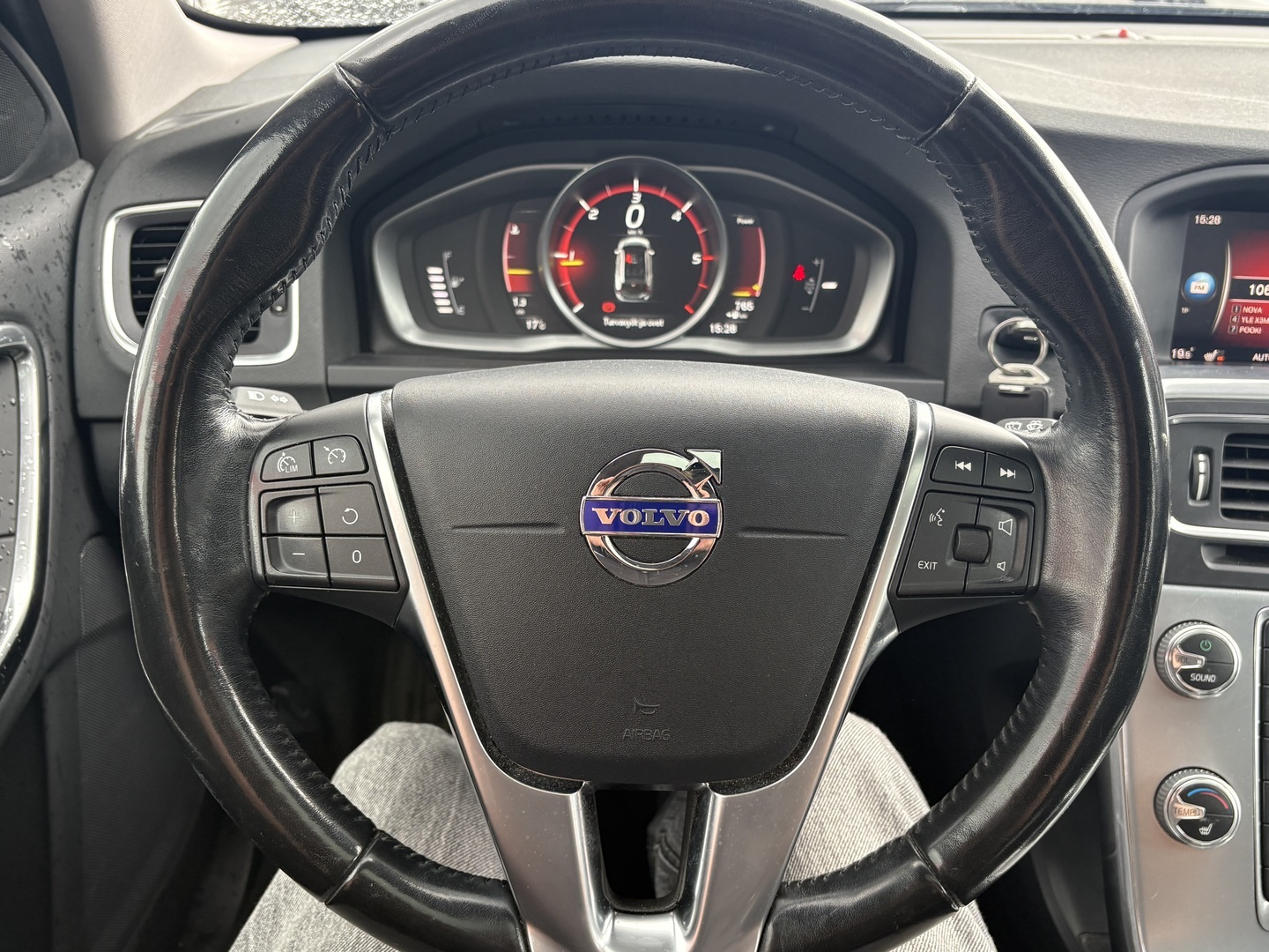Volvo - V60 - D3 Momentum // Webasto / Vakkari / Kattoluukku / Juuri saapunut! // - Farmari