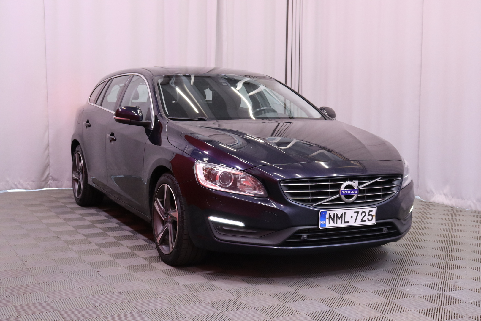Volvo - V60 - D3 Momentum // Webasto / Vakkari / Kattoluukku / Juuri saapunut! // - Farmari