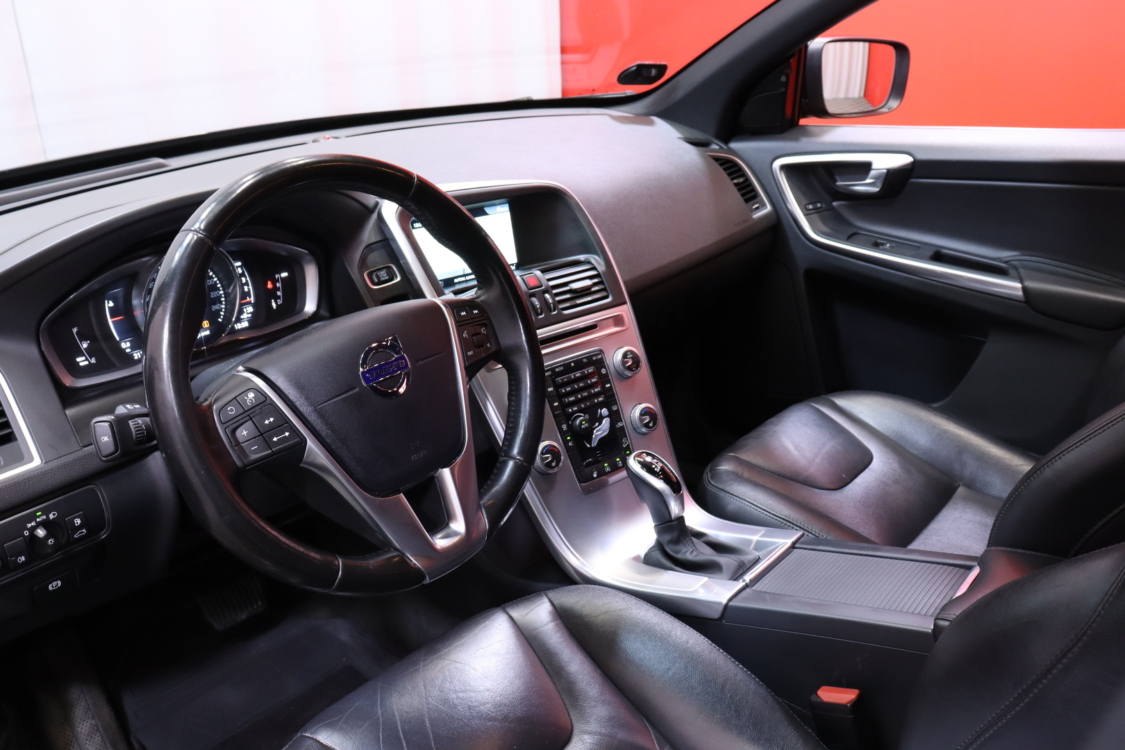 Volvo - XC60 - D4 AWD Business Classic Summum aut // Webasto / ACC / Blis / Koukku / Keyless / Navi // - Maastoauto