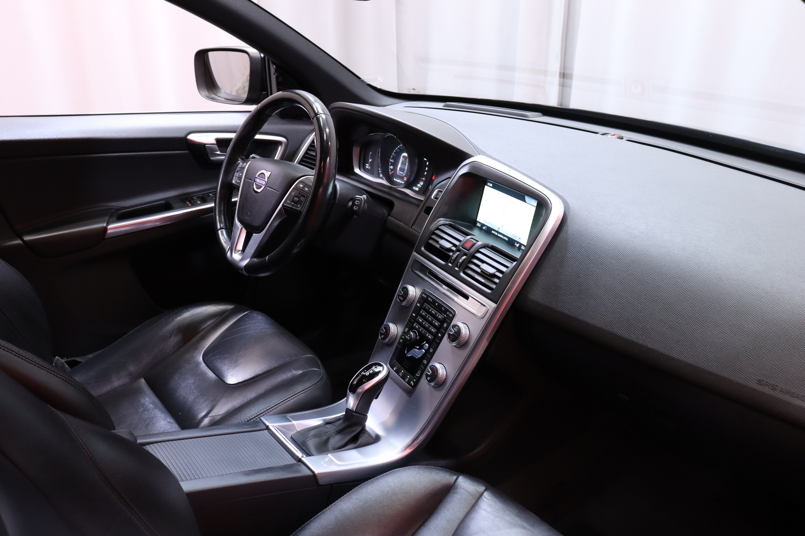 Volvo - XC60 - D4 AWD Business Classic Summum aut // Webasto / ACC / Blis / Koukku / Keyless / Navi // - Maastoauto