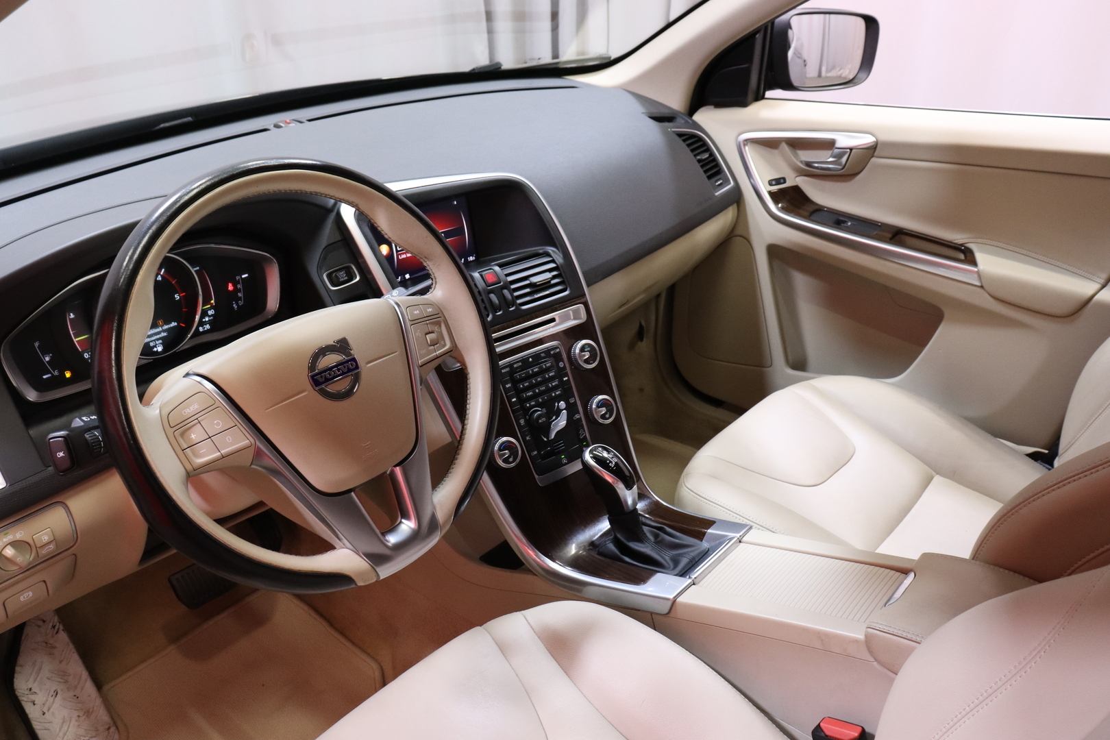 Volvo - XC60 - D4 AWD Business Classic Summum aut - Maastoauto