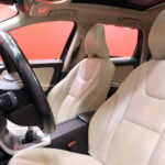 Volvo - XC60 - D4 AWD Summum // Kattoluukku / Keyless / Webasto / VOC / Kamera / Bluetooth / Nahkapenkit // - Maastoauto