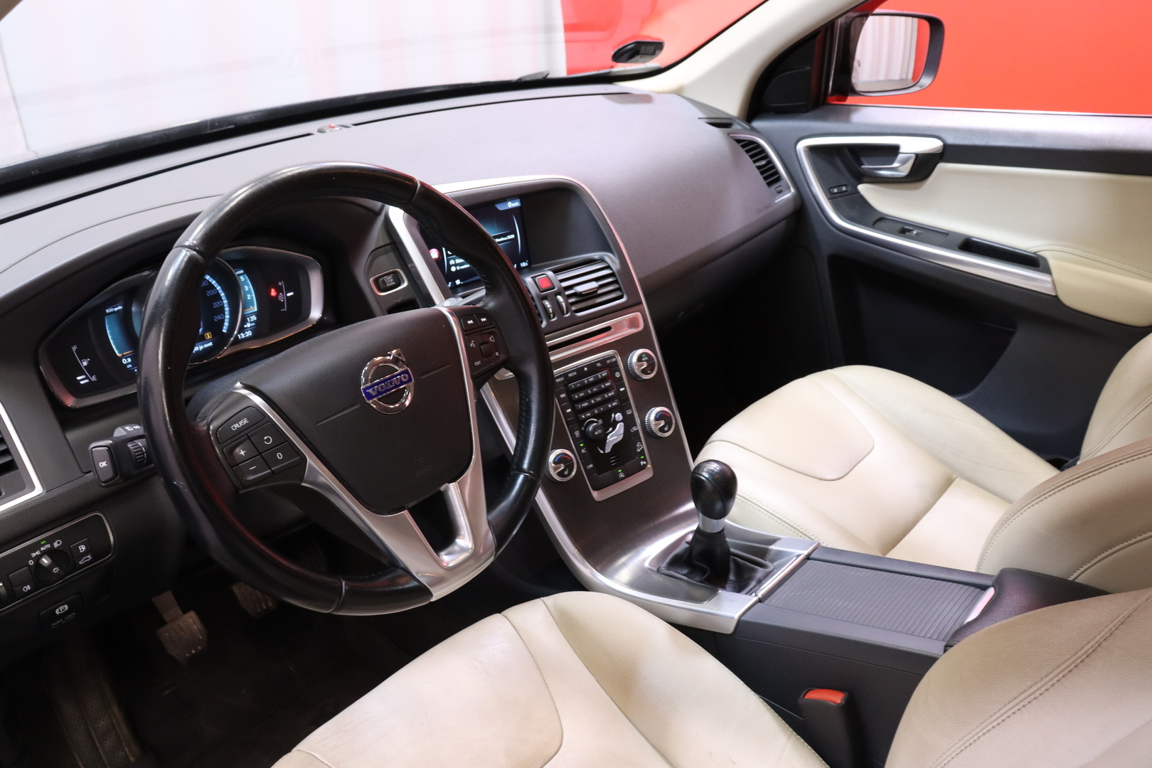 Volvo - XC60 - D4 AWD Summum // Kattoluukku / Keyless / Webasto / VOC / Kamera / Bluetooth / Nahkapenkit // - Maastoauto