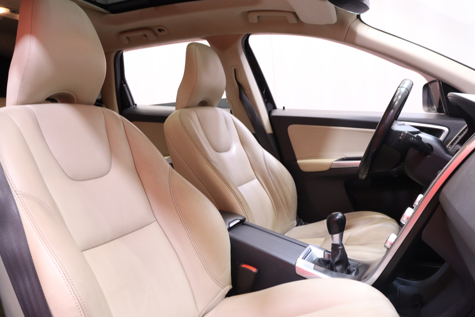 Volvo - XC60 - D4 AWD Summum // Kattoluukku / Keyless / Webasto / VOC / Kamera / Bluetooth / Nahkapenkit // - Maastoauto