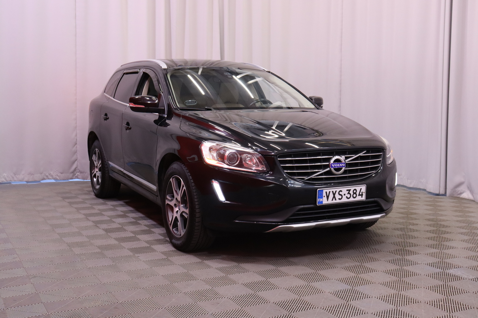 Volvo - XC60 - D4 AWD Summum // Kattoluukku / Keyless / Webasto / VOC / Kamera / Bluetooth / Nahkapenkit // - Maastoauto