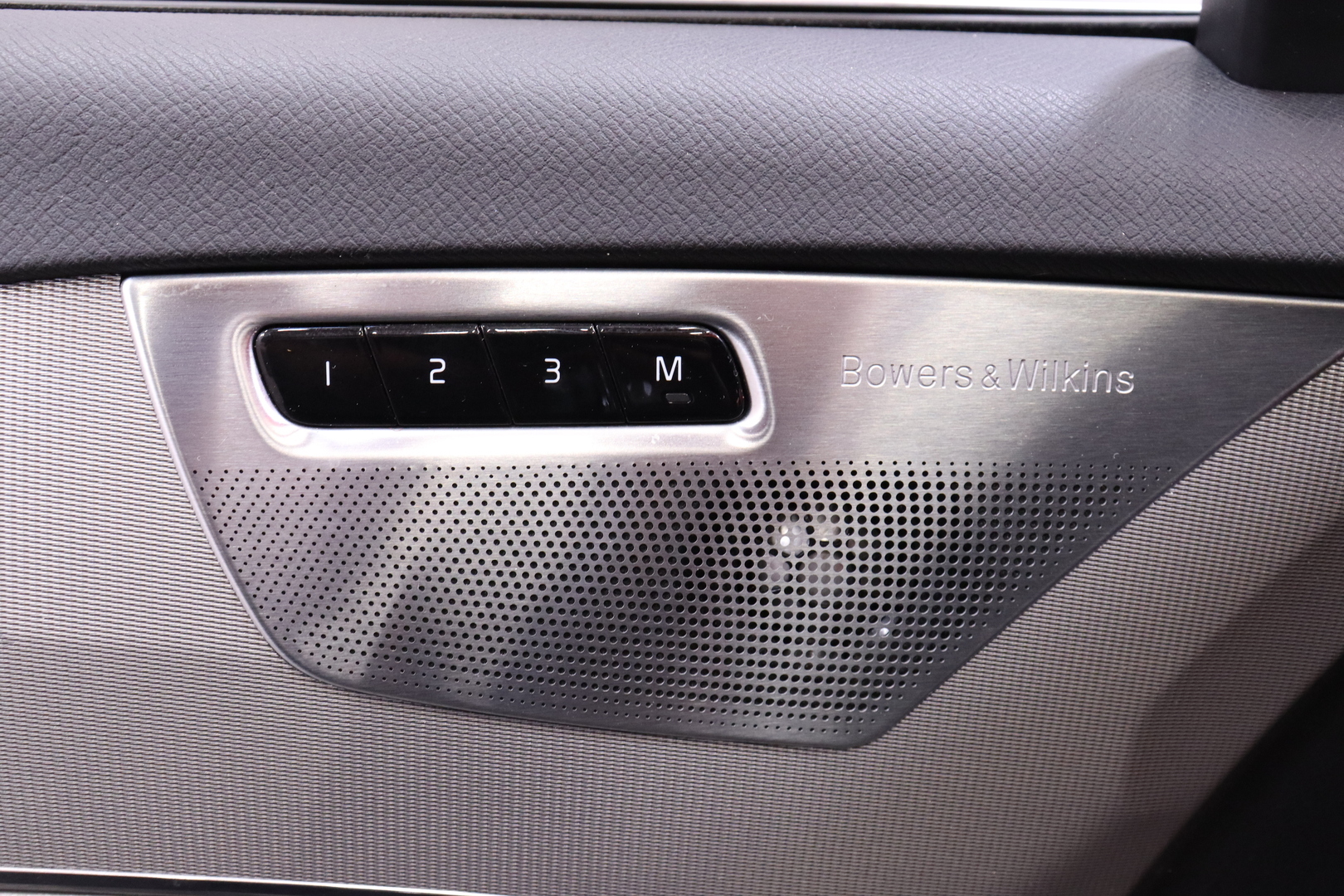 Volvo - XC90 - D5 AWD R-Design aut // Suomi-auto / 360° / BLIS / Keyless / Webasto / koukku / Bowers & Wilkins / HUD / Panorama // - Maastoauto