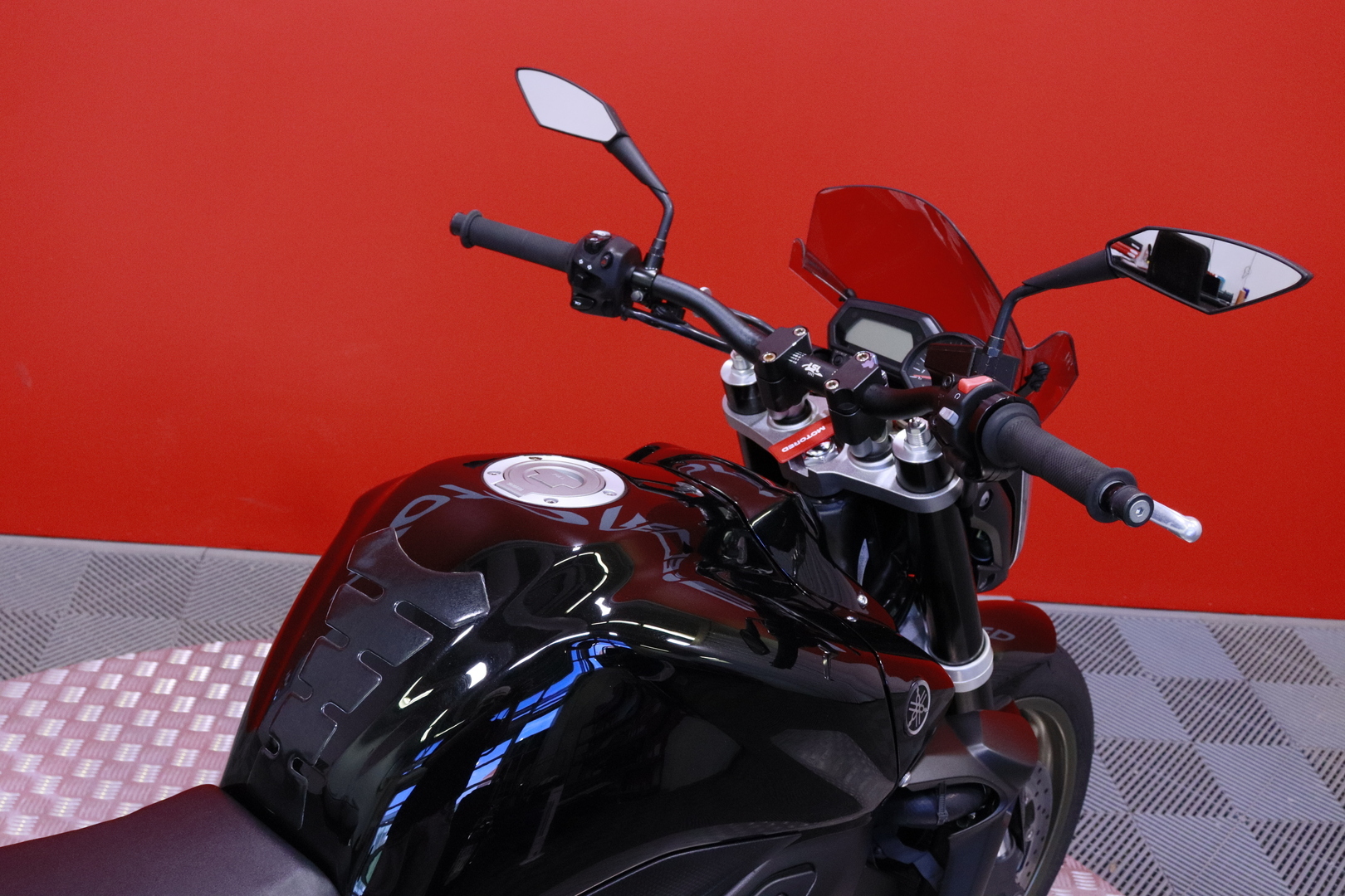 Yamaha - FZ1-N - // Suomi-pyörä / Huoltokirja / Yoshimura / Kaatumatapit // - Moottoripyörä