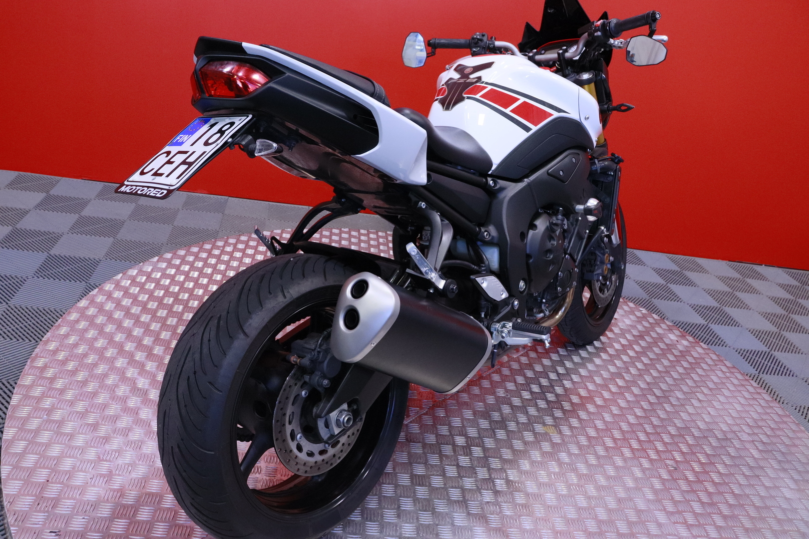 Yamaha - FZ8-N - // Suomi-pyörä / Huoltokirja / 3x Avaimet // - Moottoripyörä