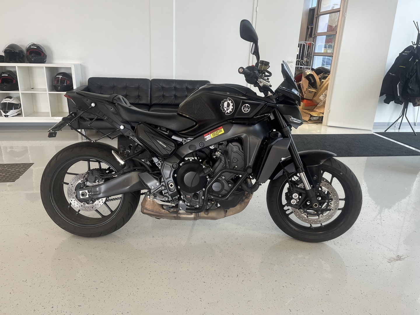 Yamaha - MT-09 - // Juuri Saapunut! / Vakkari / Shifteri / Madallettu / Kaatumaraudat / Sivulaukut // - Moottoripyörä