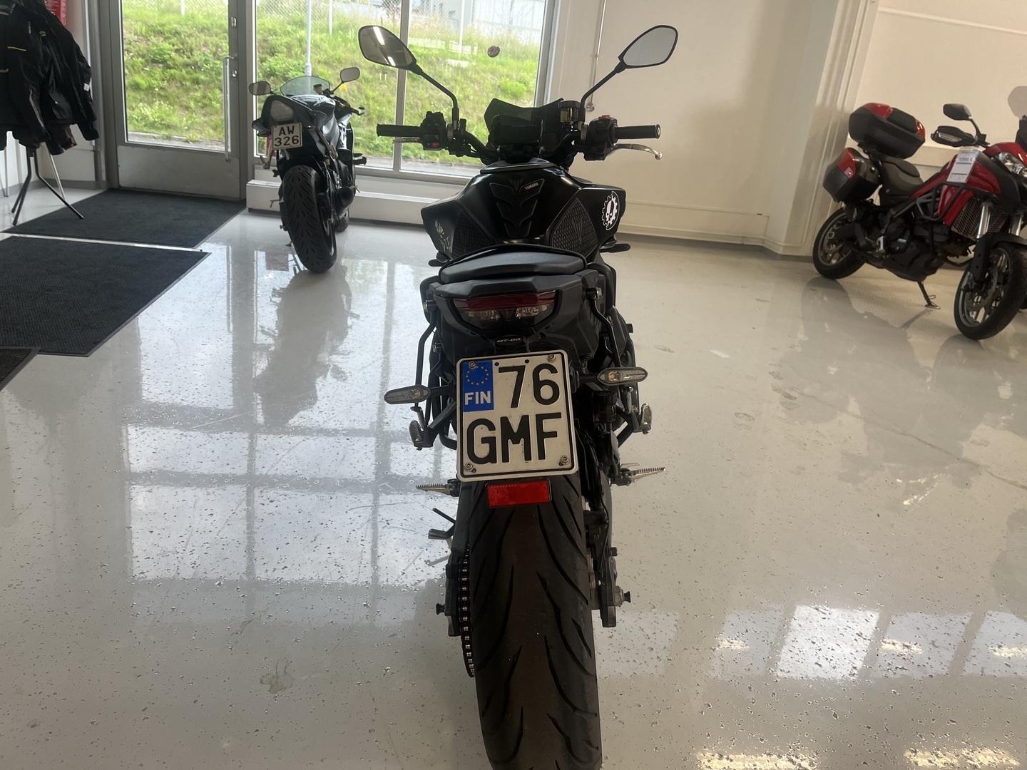 Yamaha - MT-09 - // Juuri Saapunut! / Vakkari / Shifteri / Madallettu / Kaatumaraudat / Sivulaukut // - Moottoripyörä