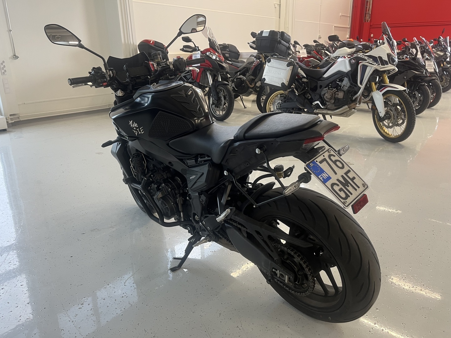 Yamaha - MT-09 - // Juuri Saapunut! / Vakkari / Shifteri / Madallettu / Kaatumaraudat / Sivulaukut // - Moottoripyörä