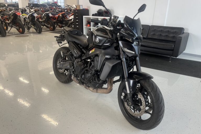 Yamaha - MT-09 - // Juuri Saapunut! / Vakkari / Shifteri / Madallettu / Kaatumaraudat / Sivulaukut // - Moottoripyörä