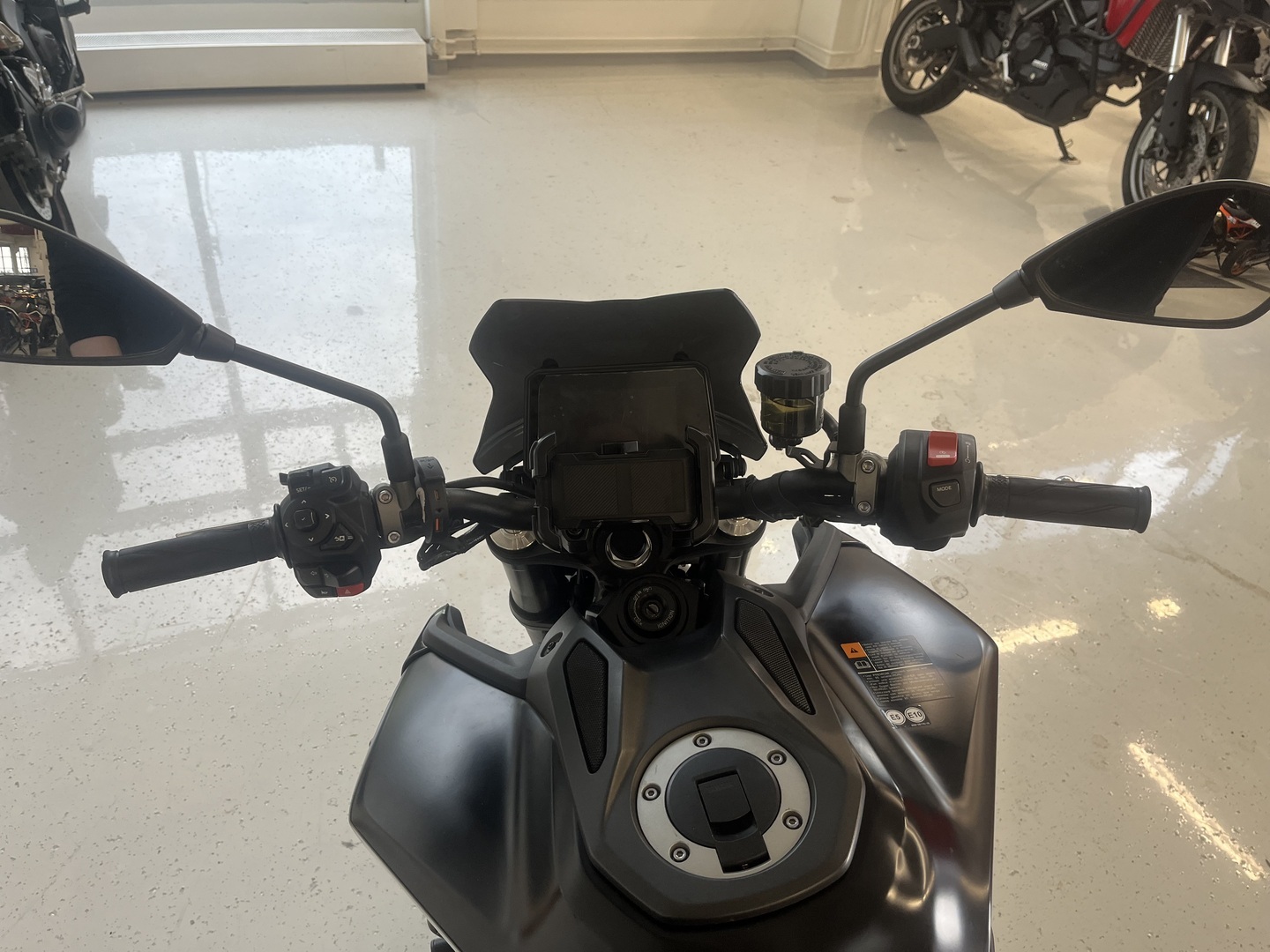 Yamaha - MT-09 - // Juuri Saapunut! / Vakkari / Shifteri / Madallettu / Kaatumaraudat / Sivulaukut // - Moottoripyörä