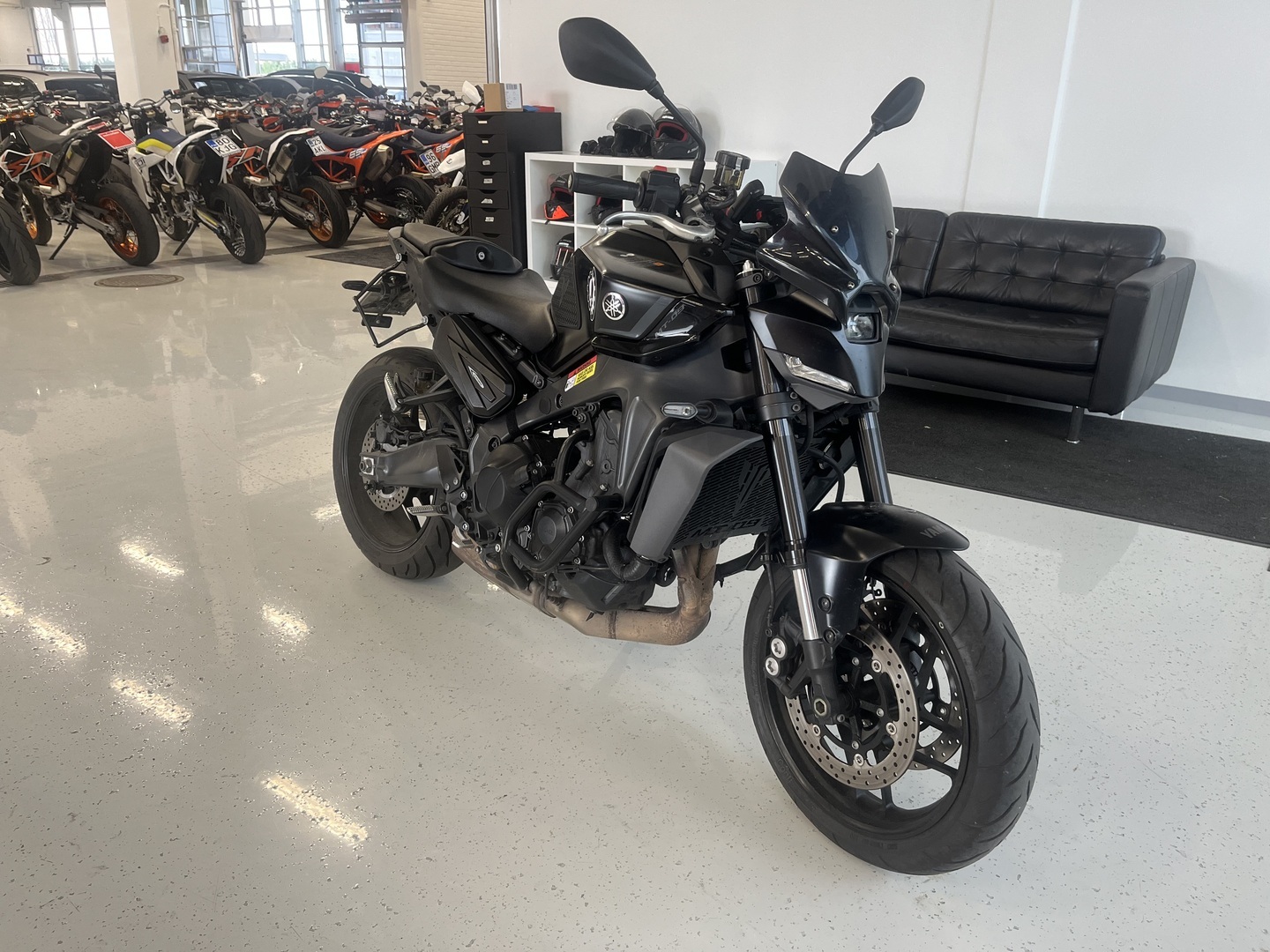 Yamaha - MT-09 - // Juuri Saapunut! / Vakkari / Shifteri / Madallettu / Kaatumaraudat / Sivulaukut // - Moottoripyörä