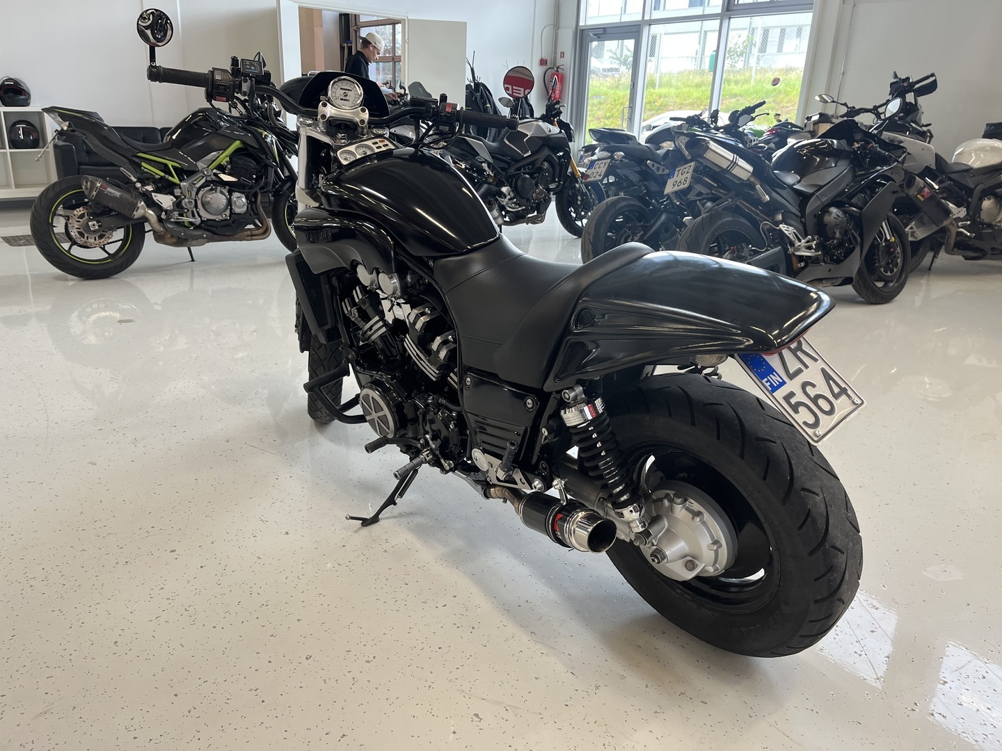 Yamaha - VMX - 1200 V-Max // Juuri saapunut! / Säädettävät kahvat / Blackwidow slipari / Kaatumaraudat // - Moottoripyörä