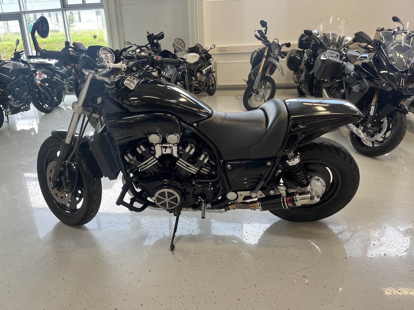 Yamaha - VMX - 1200 V-Max // Juuri saapunut! / Säädettävät kahvat / Blackwidow slipari / Kaatumaraudat // - Moottoripyörä