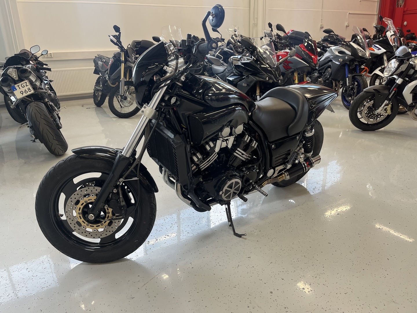Yamaha - VMX - 1200 V-Max // Juuri saapunut! / Säädettävät kahvat / Blackwidow slipari / Kaatumaraudat // - Moottoripyörä