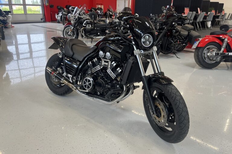Yamaha - VMX - 1200 V-Max // Juuri saapunut! / Säädettävät kahvat / Blackwidow slipari / Kaatumaraudat // - Moottoripyörä